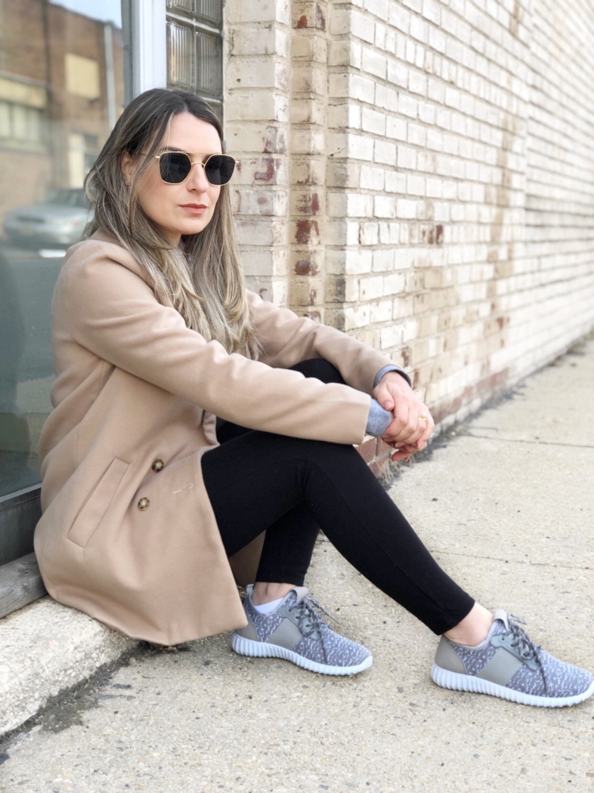 Grey sneaker outfit |